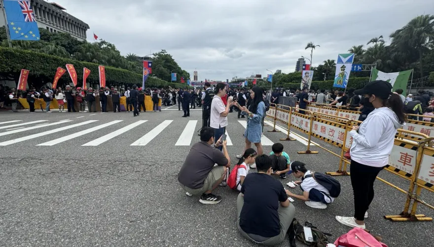 快訊/國慶日府前景福門陳抗區現場！統獨兩派隔道各自表述   民眾悠哉野餐