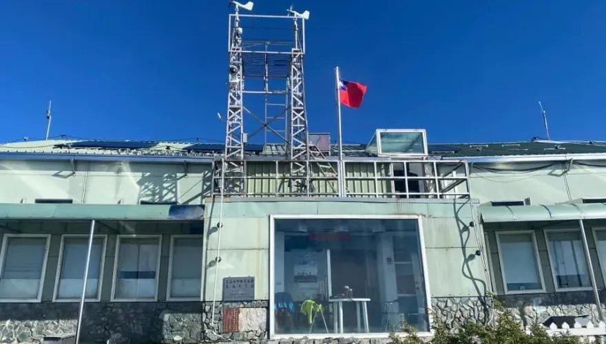 歡慶雙十！玉山氣象站國旗飄揚　鄭明典秀絕美畫面「千人點讚」