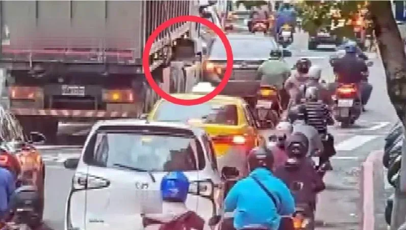 超無辜！小客車擦撞曳引車　「泥漿」滲漏地面…路過騎士慘摔