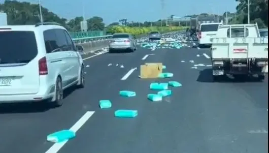 影/國3「噴裝」事故！國3沙鹿段貨車狂撒數十包衛生紙　後車驚悚閃避