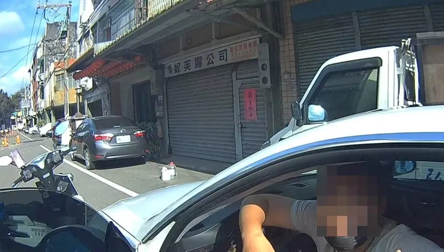 快訊/國慶日玩這麼嗨？桃園警取締違停　駕車街頭狂飆遭攔下搜出「喪屍菸彈」