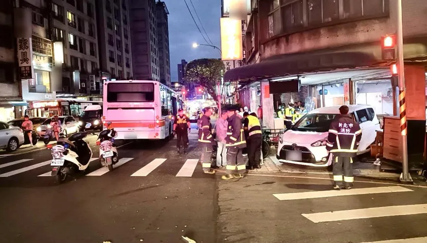 快訊/撞擊瞬間！轎車闖紅燈被公車撞「衝上騎樓」　老夫妻受傷高中生騎單車遭波及