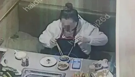 「朝碗放死蟲」監視器全都錄！北京女6度敲詐海底撈被逮　賠錢還得坐牢