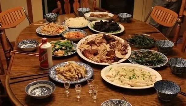 去男友家吃飯！家人端「白鐵盤」招待　她秒離開轟：窮人碟...網掀論戰