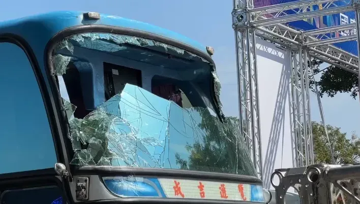 快訊/擋風玻璃全碎！遊覽車撞翻國慶焰火牌樓　雲林10多名國小師生嚇壞