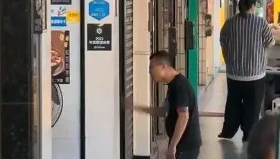 看到「這招」狠辣討債法快給錢吧！台中男眼鏡行前雙膝跪地　警到場也沒輒