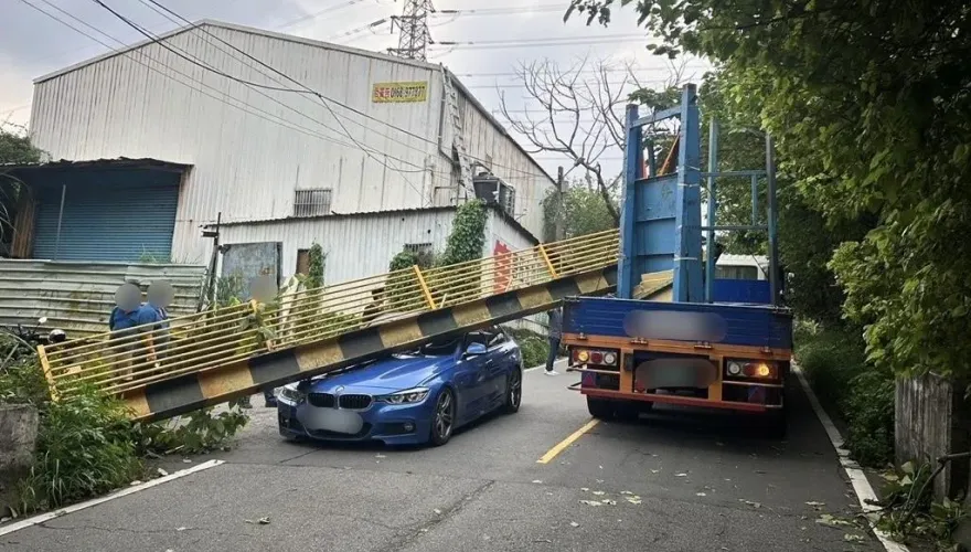 快訊/驚恐瞬間曝！駕駛酒駕聯結車撞斷限高門架　BMW慘遭波及擊落