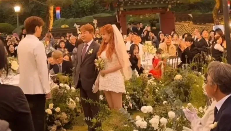 小野馬結婚也要秀美腿　泫雅短裙婚紗配紅鞋甜嫁龍俊亨