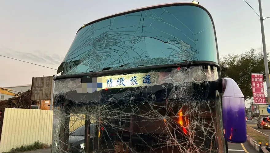 影/彰化知名高中2校車「追撞」！擋風玻璃碎成「蜘蛛網」　原因竟是禮讓救護車