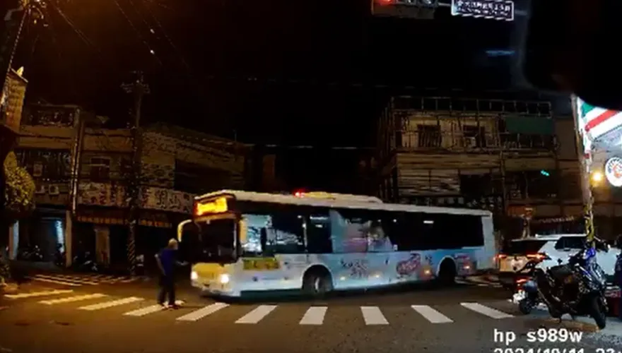 台中又見「行人地獄」！「搶命」公車高速轉彎　翁走斑馬線嚇壞險遭輾