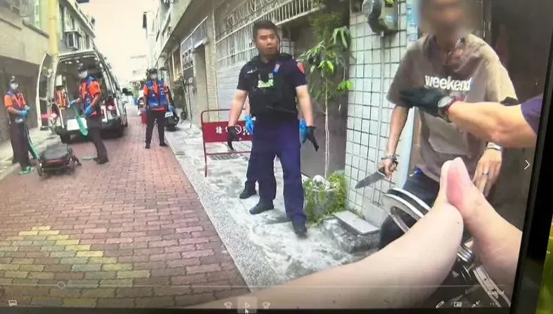 影/砍警畫面流出！台南惡男情緒不穩持刀猛刺　波麗士穿防彈衣「險肚破腸流」