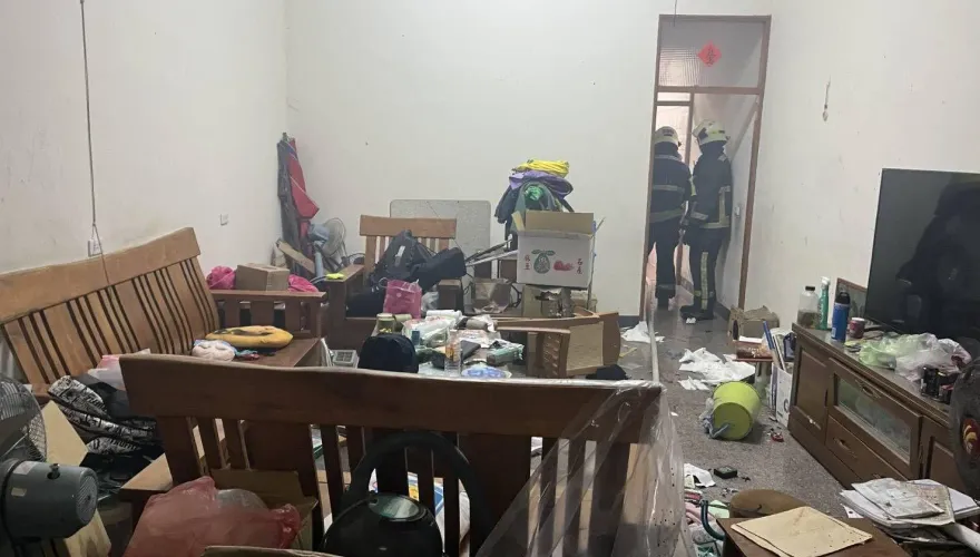 快訊/恐怖畫面曝！3男學生客廳點菸玩沖天炮　下秒突連環炸1人右掌截肢