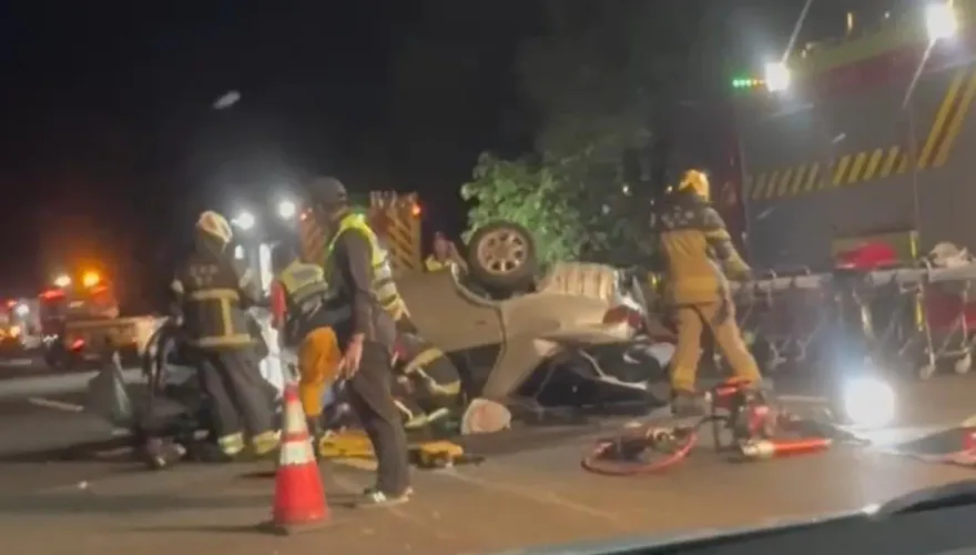 快訊/2人爆頭、腦漿四溢！國3死亡車禍「轎車全毀翻覆」　另5人送醫