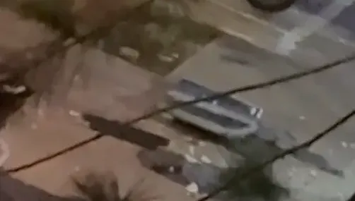 影/台中深夜驚魂！獨居男從樓上丟電視　人行道殘骸濺滿地