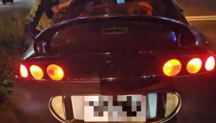 「《玩命關頭》跑車」弱掉了！電瓶故障卡內車道　警暖心解圍