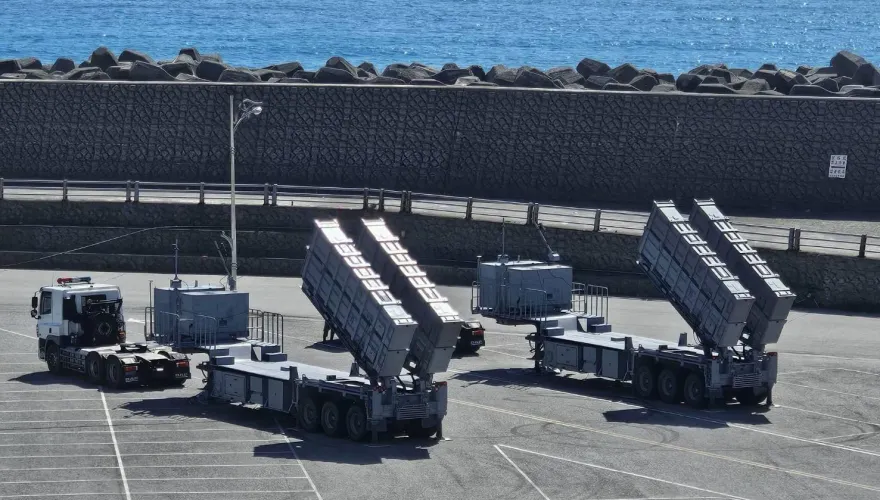 快訊/直擊! 反制陸圍台軍演 海軍雄二飛彈進駐花蓮港「舉起彈箱」進入戰備狀態