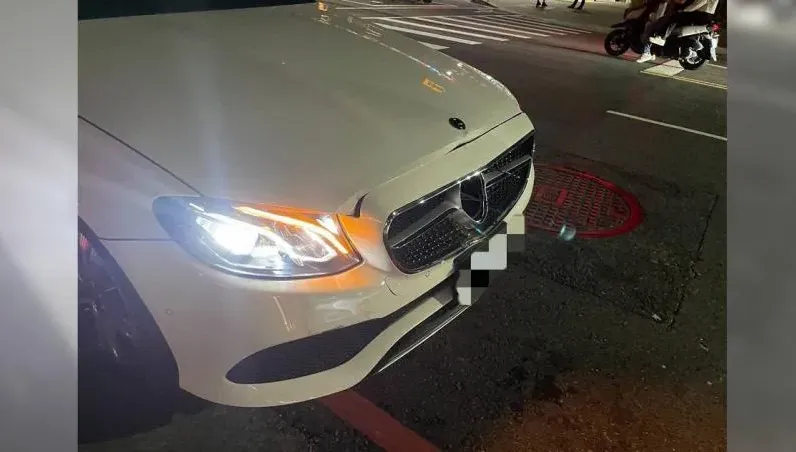 淡水男搶快左轉！「正面衝撞」對向賓士　車頭慘狀曝光