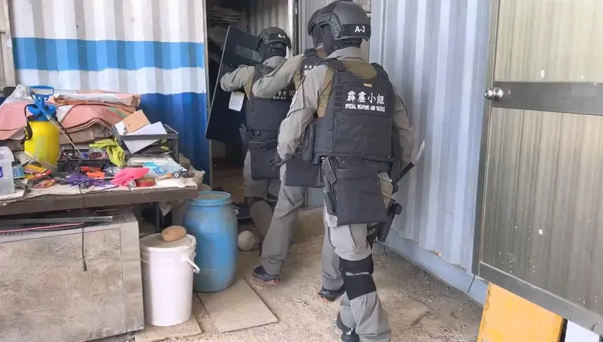 影/南投「狗頭幫」角頭狼狽落網！擁槍勒索包商百萬　身揹3條通躲工寮