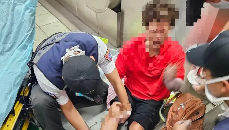 快訊/恐怖！高雄三塊厝車站6旬婦「視力不佳」重摔鐵軌　滿臉鮮血