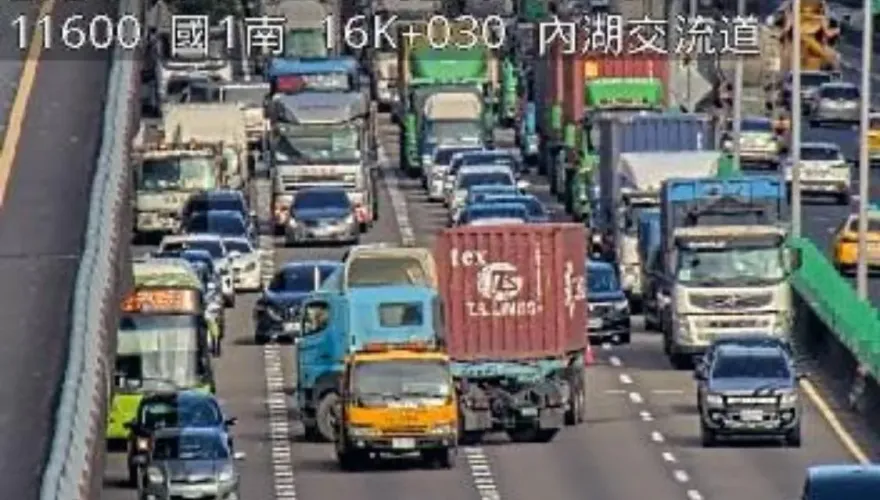 快訊/國1南下內湖交流道「貨櫃車自撞折甘蔗」！紫爆回堵3公里