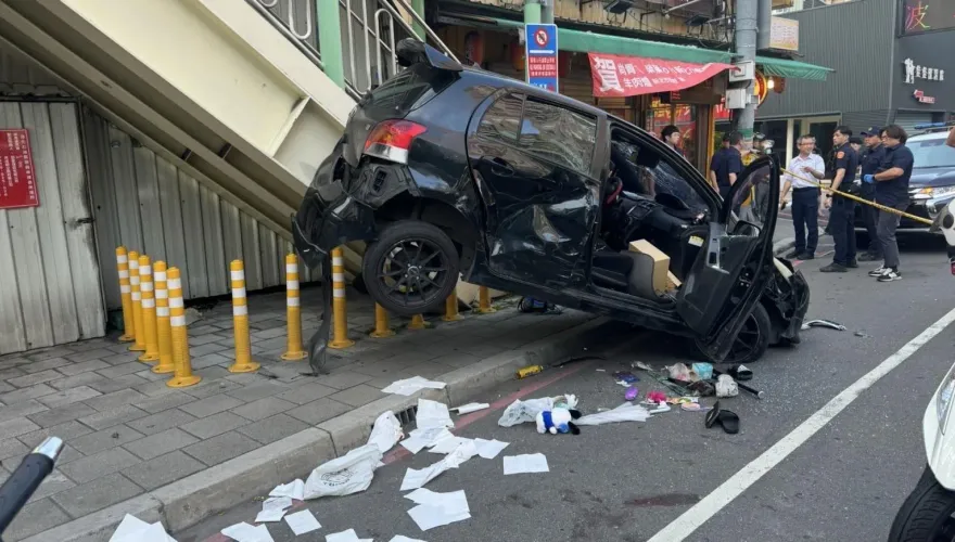 快訊/新北三重驚傳槍響！自小客拒檢逃逸衝撞　警開9槍1人腹部中彈