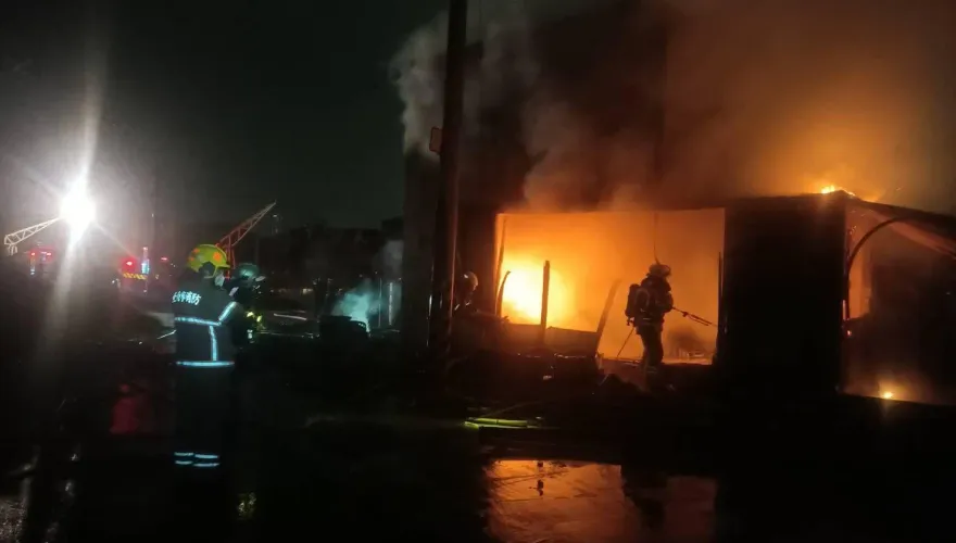 快訊/台南又驚爆火災！鐵皮屋猛烈火舌狂竄　濃煙直沖天祭幸無傷亡