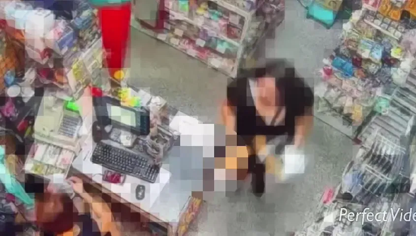 影/高清「E杯撒潑」！北市短裙妹「先買再搶」玩具店　逃台中被逮