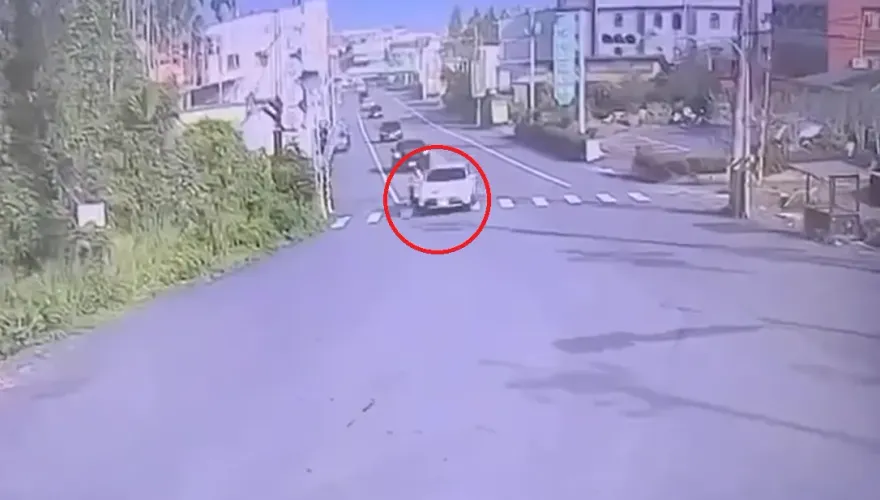 影/開進對向車道！南投女騎士遭休旅危險超車撞飛亡　家屬悲訴：駕駛毫無悔意