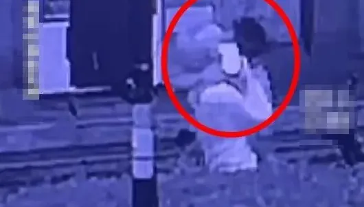 影/走到一半「精蟲衝腦」！陸男抓頸強吻滑手機正妹　還咬破嘴唇