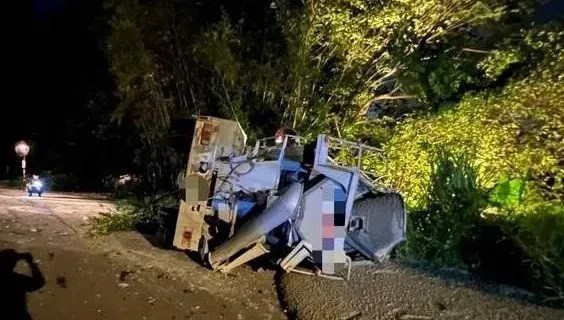 新店水泥車過彎不成變「倒頭栽」　水泥噴滿地、駕駛傷勢曝光