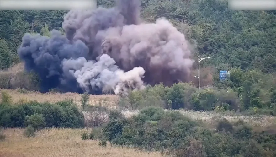 影/震撼爆破畫面曝！北韓炸毀鐵路引南韓強烈譴責　分析：或成平壤宣傳工具