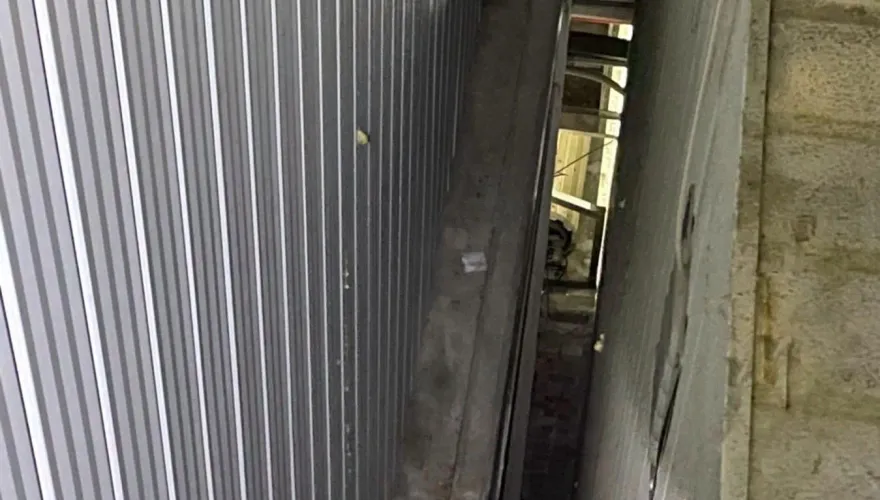 快訊/高雄大寮今天很多事！48歲男工人「踩空摔落」慘卡冷凍櫃與牆壁縫命危