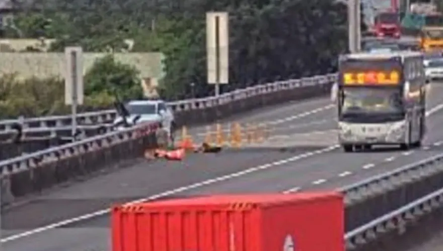 快訊/國1北上堤頂出口匝道「轎車衝出護欄墜基隆河」駕駛送醫搶命傷勢不明