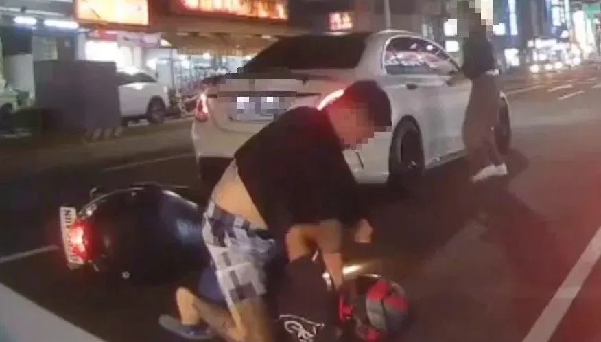 影/台南行車糾紛這麼「熱情」？賓士C300「包腿猴」騎上機車男鎖喉