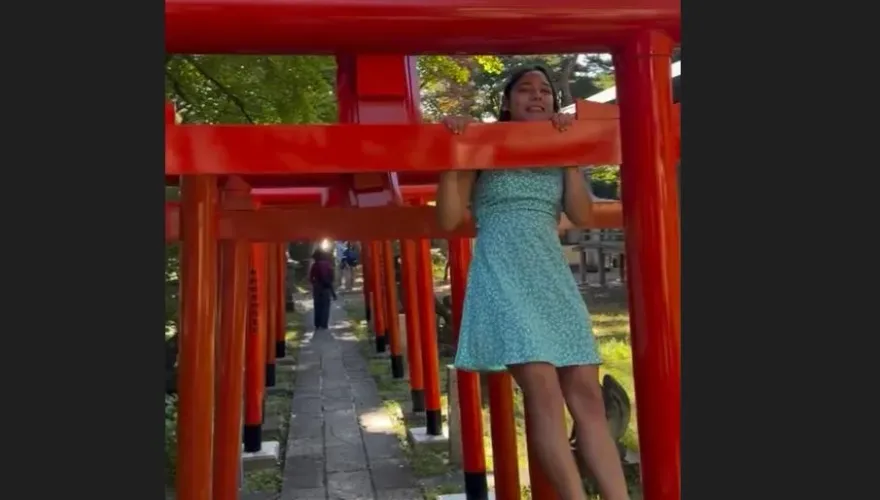 影/神社「鳥居」吊單槓！智利體操正妹慘遭日網友炎上　急拍片謝罪