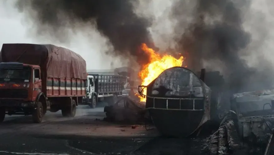 驚悚！奈及利亞油罐車翻覆村民搶油　下一秒爆炸釀94死
