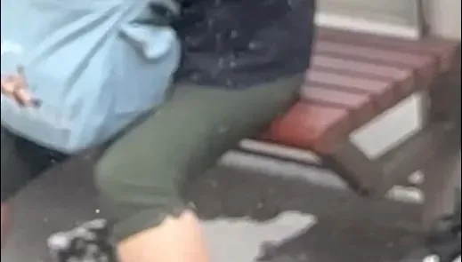 看完會有陰影！公車站座椅下方驚見婦人「潺潺流水」　嚇人場面讓網友全傻了