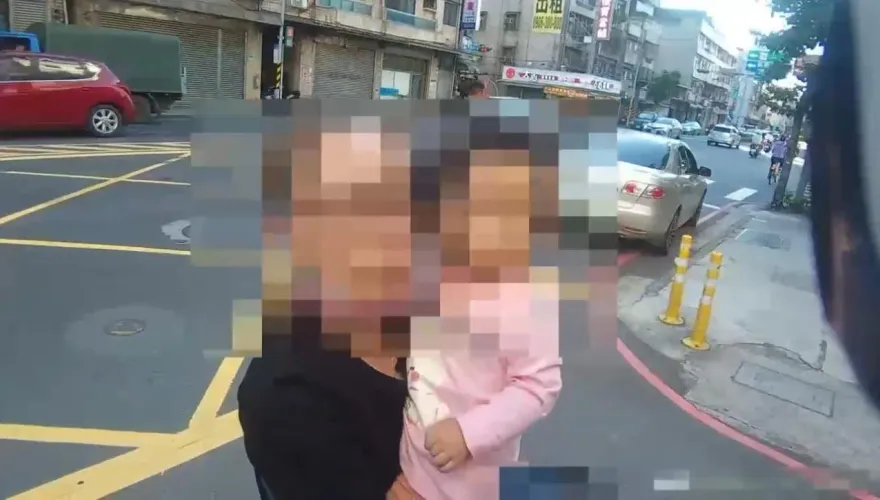 影/太誇張！女毒蟲受託幫友帶小孩　竟抱女嬰攜海洛因、喪屍菸彈去打麻將