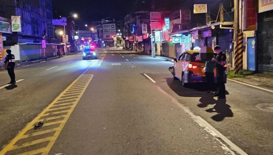 新店暗夜出人命！6旬婦路中間遭小黃撞倒不治…警驚覺「她沒走斑馬線」