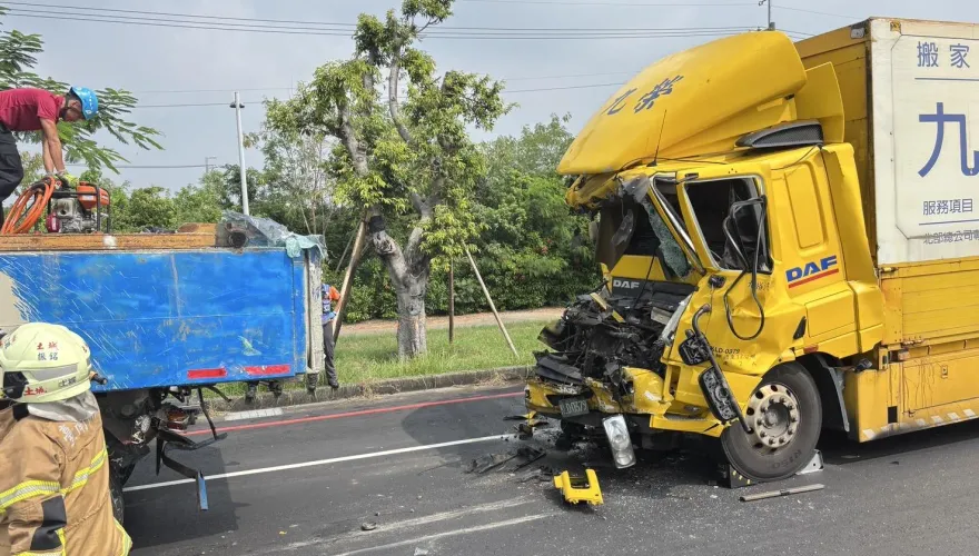 快訊/整個車頭消失！台南貨櫃車追尾猛撞　26歲駕駛送醫不治