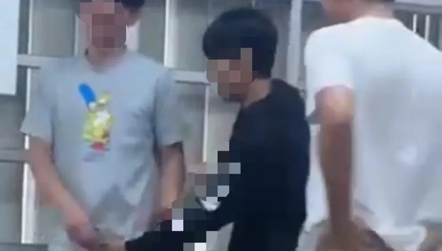 爆料找中天/北市驚見男高中生「圍攻」男師！赤膊頂胸、猴子偷桃　校方回應了