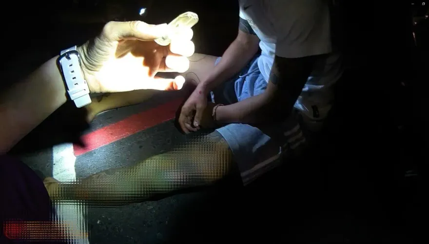 影/心虛逃逸！20歲男騎士閃警犁田慘摔　落網搜出「喪屍菸彈」