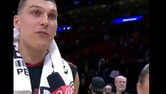 影/NBA賽後受訪場邊有人打架！　「英雄哥」目不轉睛連訪問都失控了