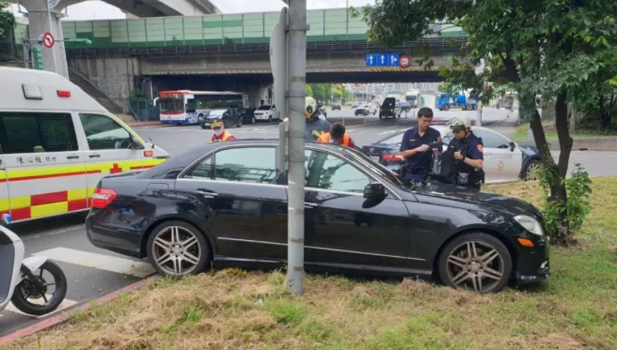 快訊/北市內湖賓士車失控自撞分隔島　40歲男駕駛意識模糊急送醫