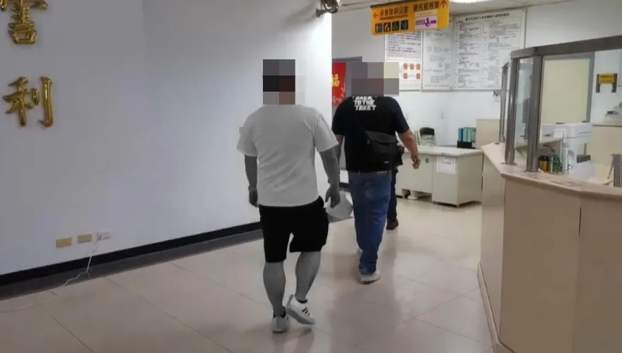 畫面曝光！15歲無照少年開車奪3命　父親帶晚餐進警局探視肇事兒