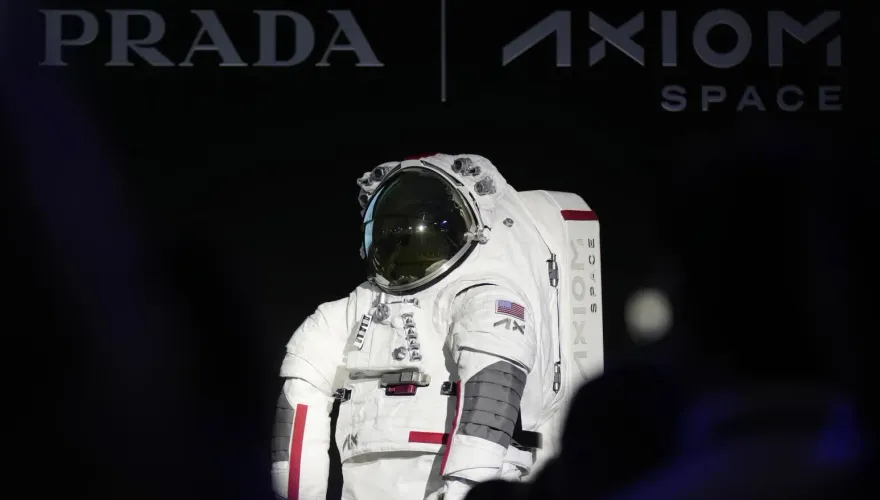 影/穿著Prada的太空人！美新款太空服米蘭亮相　睽違半世紀再挑戰登月