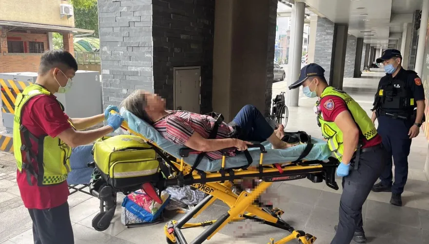 快訊/疑和家人吵架！60歲婦屏東火車站自殘　左手噴血嚇壞旅客