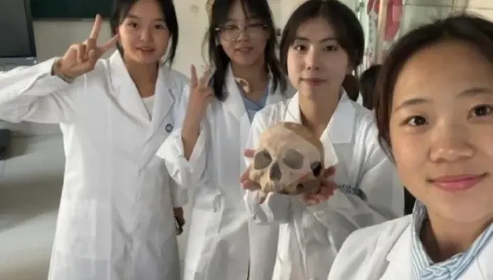 內蒙醫科學生手捧大體人骨拍照　網友怒譙不尊重