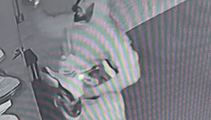 只偷右腳！美怪賊搜刮「100隻球鞋」　監視器前囂張喝酒…店家損失逾百萬