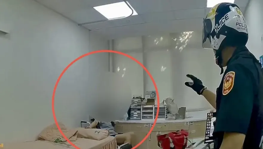 快訊/又見醫療暴力！和平醫院女病人診間亮刀　警奪刀驚險畫面曝